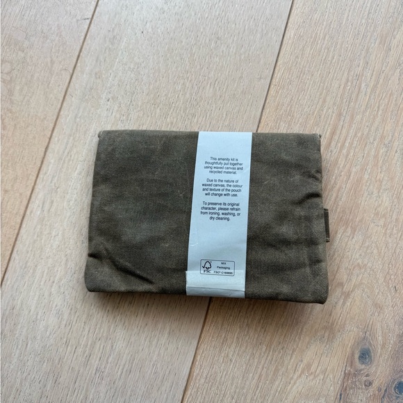 NWT Le Labo Amenity Kit Singapore Airlines - Picture 3 of 3